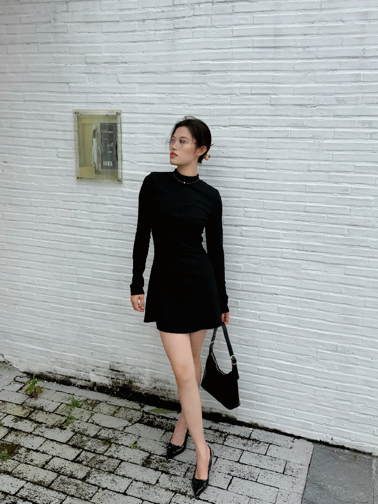 YIMEI氣質半高(gāo)領長(cháng)袖短(duǎn)裙